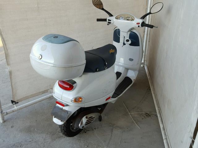 ZAPM198F535009603 - 2003 VESPA M198F WHITE photo 4