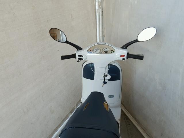 ZAPM198F535009603 - 2003 VESPA M198F WHITE photo 5