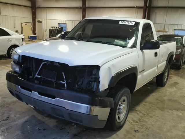 1GBHC24UX4E338294 - 2004 CHEVROLET SILVERADO WHITE photo 2