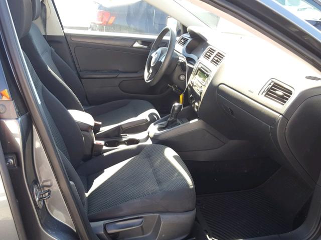 3VW2K7AJ0DM427973 - 2013 VOLKSWAGEN JETTA BASE GRAY photo 5