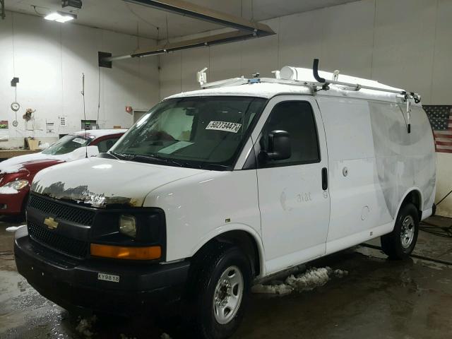 1GCWGFCBXC1121252 - 2012 CHEVROLET EXPRESS G2 WHITE photo 2