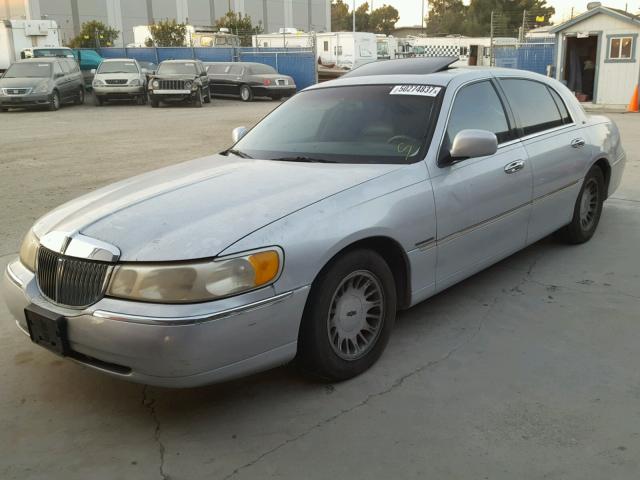 1LNFM83W0WY655942 - 1998 LINCOLN TOWN CAR C GRAY photo 2