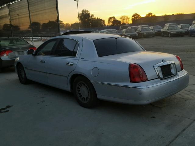 1LNFM83W0WY655942 - 1998 LINCOLN TOWN CAR C GRAY photo 3