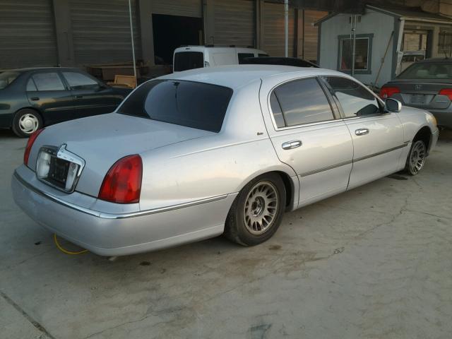 1LNFM83W0WY655942 - 1998 LINCOLN TOWN CAR C GRAY photo 4