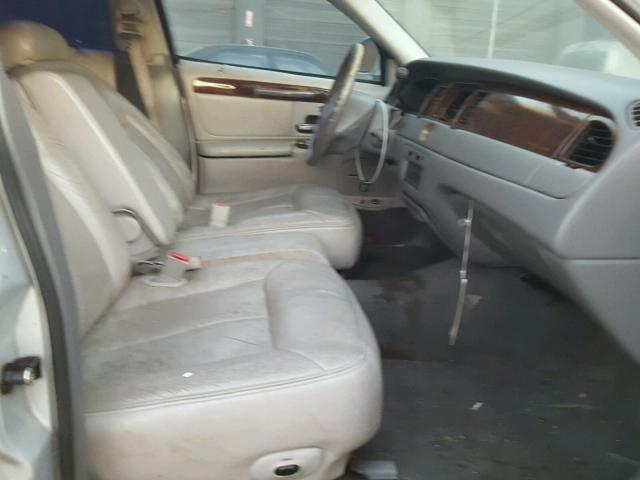 1LNFM83W0WY655942 - 1998 LINCOLN TOWN CAR C GRAY photo 5