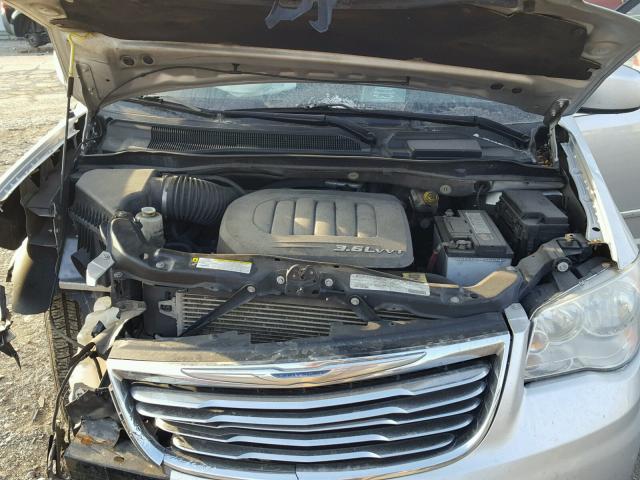 2A4RR5DG9BR633469 - 2011 CHRYSLER TOWN & COU SILVER photo 7