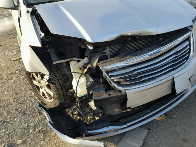 2A4RR5DG9BR633469 - 2011 CHRYSLER TOWN & COU SILVER photo 9