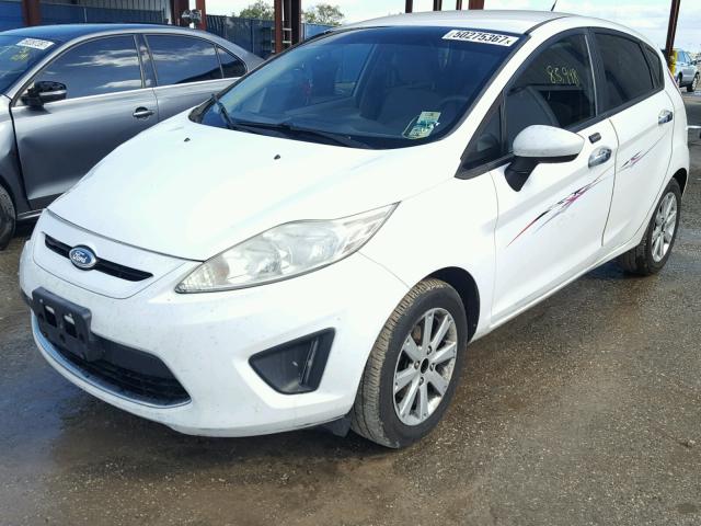 3FADP4EJ6BM170682 - 2011 FORD FIESTA SE WHITE photo 2