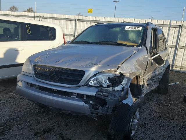 4JGAB54E72A299142 - 2002 MERCEDES-BENZ ML 320 SILVER photo 2