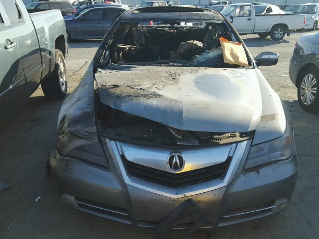 JH4KB2F63AC002432 - 2010 ACURA RL GRAY photo 9