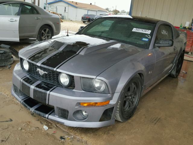 1ZVFT82H865179917 - 2006 FORD MUSTANG GT GRAY photo 2
