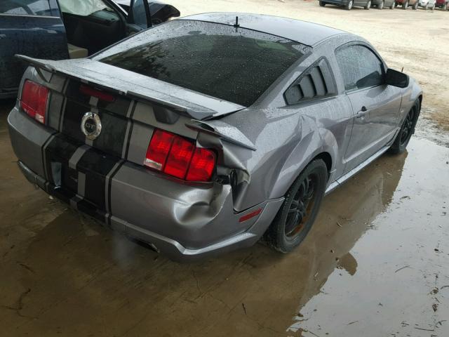 1ZVFT82H865179917 - 2006 FORD MUSTANG GT GRAY photo 4