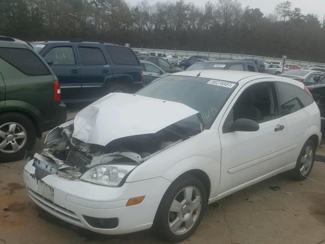 3FAFP31N45R148814 - 2005 FORD FOCUS ZX3 WHITE photo 2