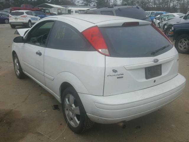 3FAFP31N45R148814 - 2005 FORD FOCUS ZX3 WHITE photo 3