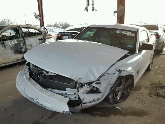 1ZVHT80N295139788 - 2009 FORD MUSTANG WHITE photo 2