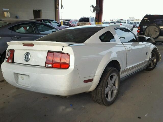 1ZVHT80N295139788 - 2009 FORD MUSTANG WHITE photo 4