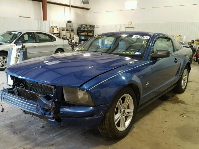 1ZVFT80N875366066 - 2007 FORD MUSTANG BLUE photo 2