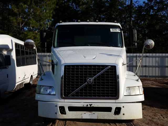 4V4MC9DG7BN529623 - 2011 VOLVO VN VNM WHITE photo 9