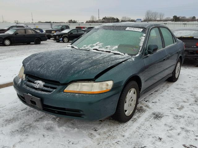 1HGCG164X2A031392 - 2002 HONDA ACCORD LX GREEN photo 2