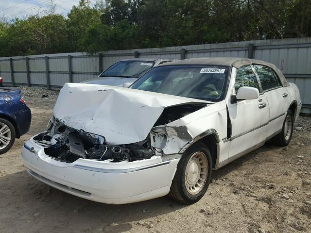 1LNHM81WXYY935088 - 2000 LINCOLN TOWN CAR E WHITE photo 2