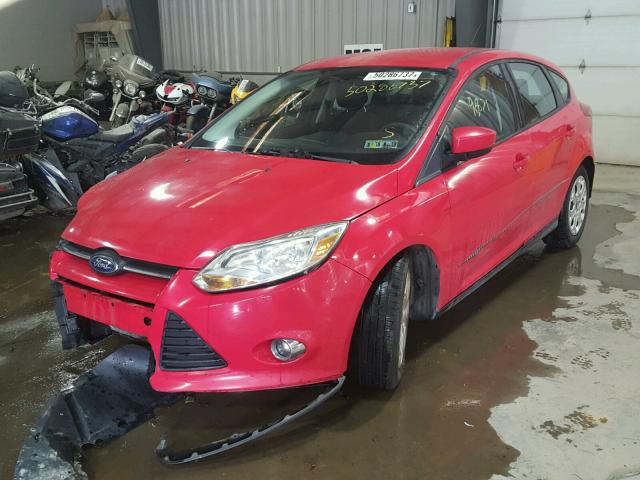 1FAHP3K27CL140733 - 2012 FORD FOCUS SE RED photo 2