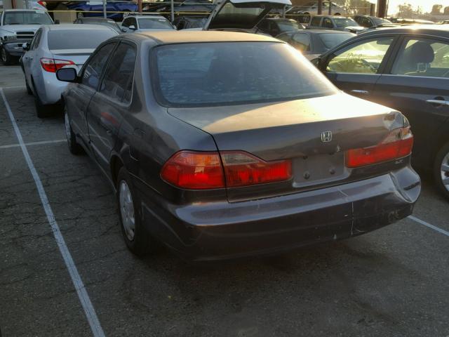 1HGCG5641WA189066 - 1998 HONDA ACCORD LX SILVER photo 3