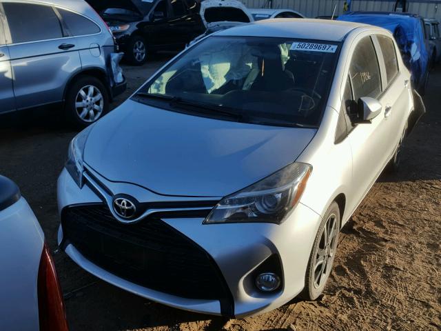 VNKKTUD34FA036506 - 2015 TOYOTA YARIS SILVER photo 2