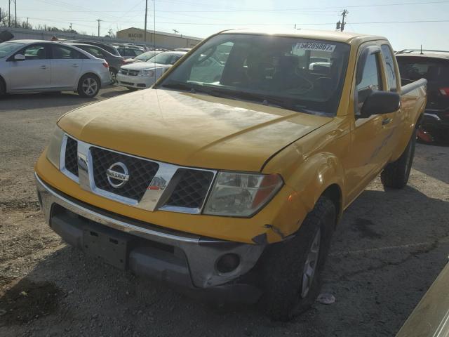 1N6AD06W15C409003 - 2005 NISSAN FRONTIER K YELLOW photo 2