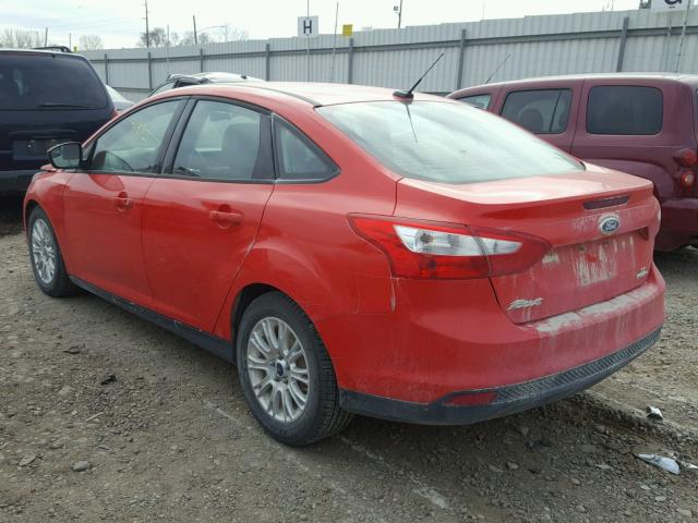 1FAHP3F25CL396895 - 2012 FORD FOCUS SE RED photo 3