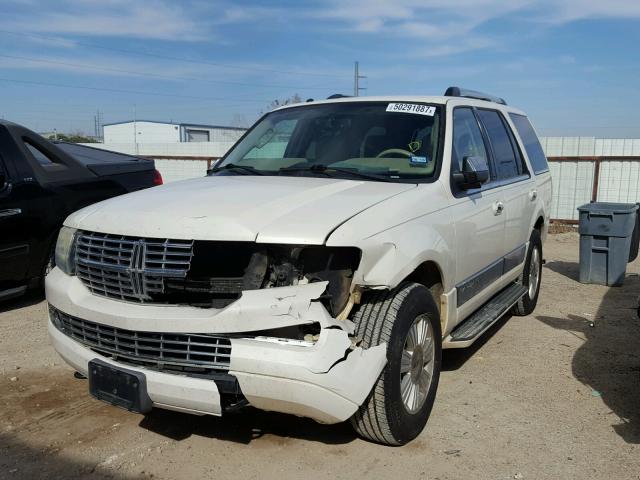 5LMFU27547LJ03046 - 2007 LINCOLN NAVIGATOR WHITE photo 2