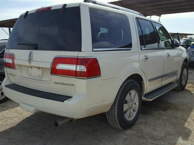 5LMFU27547LJ03046 - 2007 LINCOLN NAVIGATOR WHITE photo 4