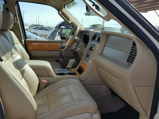 5LMFU27547LJ03046 - 2007 LINCOLN NAVIGATOR WHITE photo 5