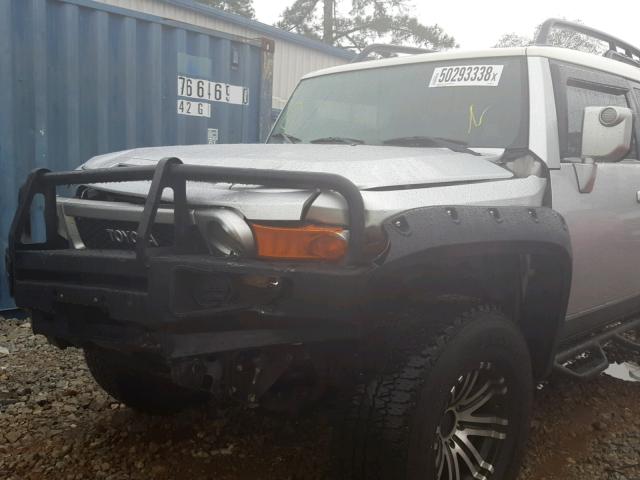 JTEBU11F270036753 - 2007 TOYOTA FJ CRUISER SILVER photo 9