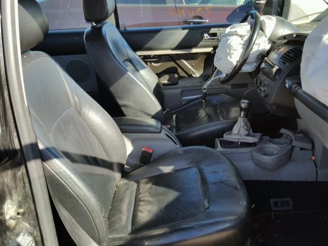 3VWCD31CX4M417038 - 2004 VOLKSWAGEN NEW BEETLE 黑色 照片 5