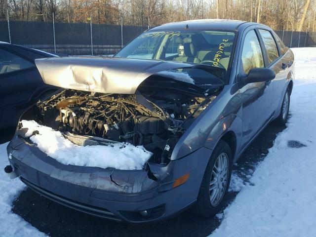 1FAHP34N67W107671 - 2007 FORD FOCUS ZX4 GRAY photo 2