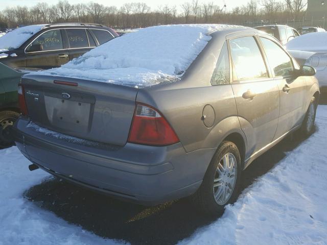 1FAHP34N67W107671 - 2007 FORD FOCUS ZX4 GRAY photo 4