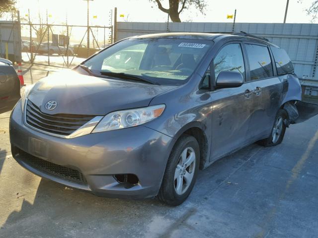 5TDKK3DC7CS188431 - 2012 TOYOTA SIENNA LE GRAY photo 2