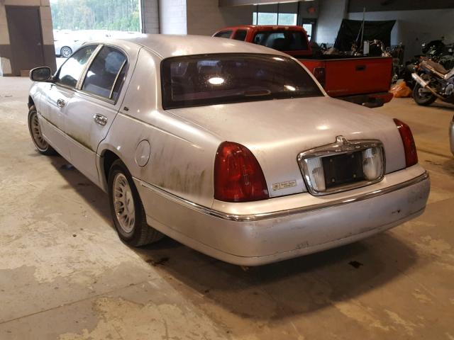 1LNHM83W6XY624544 - 1999 LINCOLN TOWN CAR C SILVER photo 3