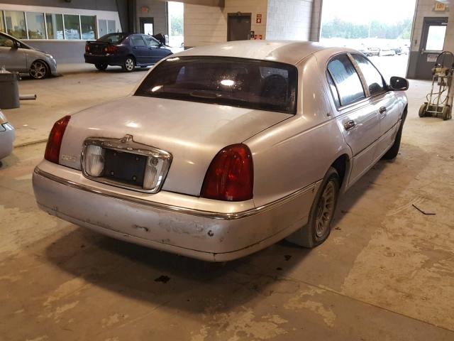 1LNHM83W6XY624544 - 1999 LINCOLN TOWN CAR C SILVER photo 4