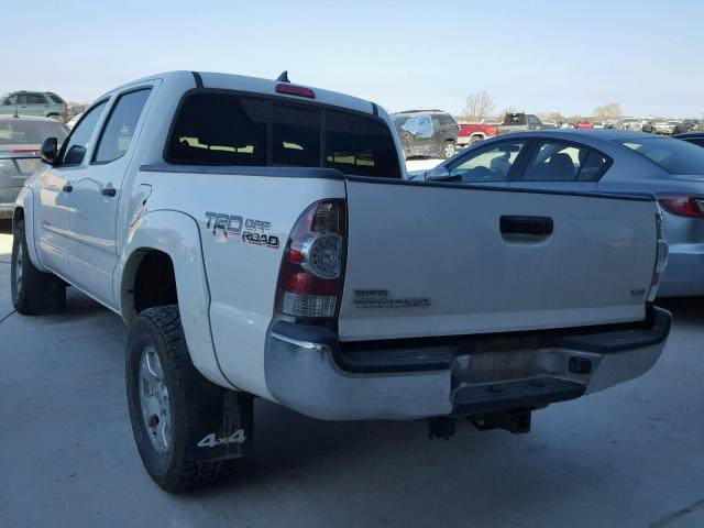 5TFLU4EN3FX131579 - 2015 TOYOTA TACOMA DOU WHITE photo 3