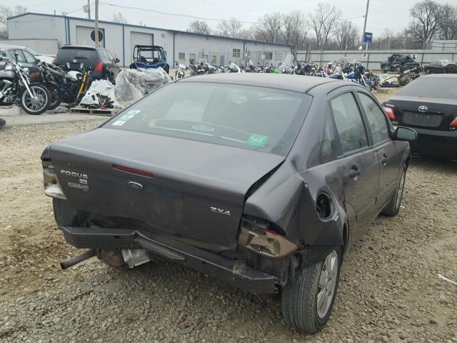 1FAHP34NX6W124472 - 2006 FORD FOCUS ZX4 GRAY photo 4