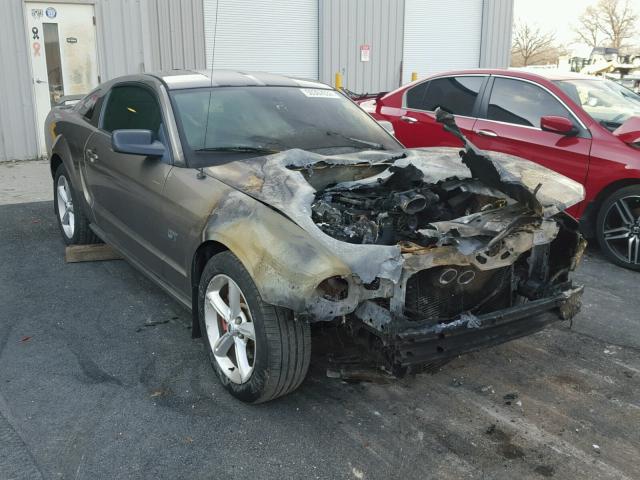 1ZVFT82H655133243 - 2005 FORD MUSTANG GT GRAY photo 1