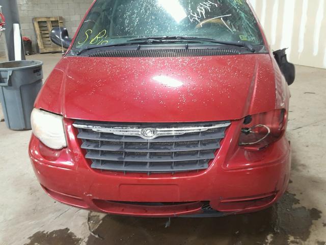 2C4GP44R55R164562 - 2005 CHRYSLER TOWN & COU MAROON photo 7