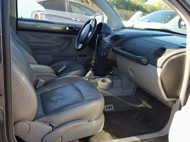 3VWCD31C24M412593 - 2004 VOLKSWAGEN NEW BEETLE ნაცრისფერი ფოტო 5