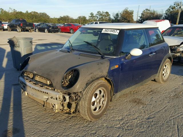 WMWRC33454TJ56924 - 2004 MINI COOPER BLUE photo 2