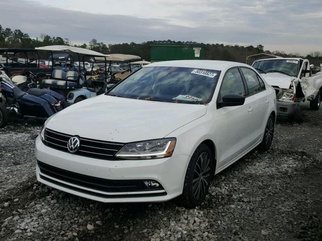 3VWD17AJ6HM413741 - 2017 VOLKSWAGEN JETTA SPOR WHITE photo 2