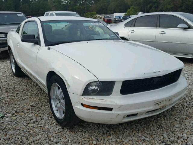 1ZVFT80N675365787 - 2007 FORD MUSTANG WHITE photo 1