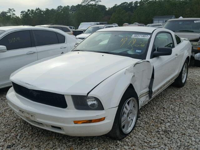 1ZVFT80N675365787 - 2007 FORD MUSTANG WHITE photo 2