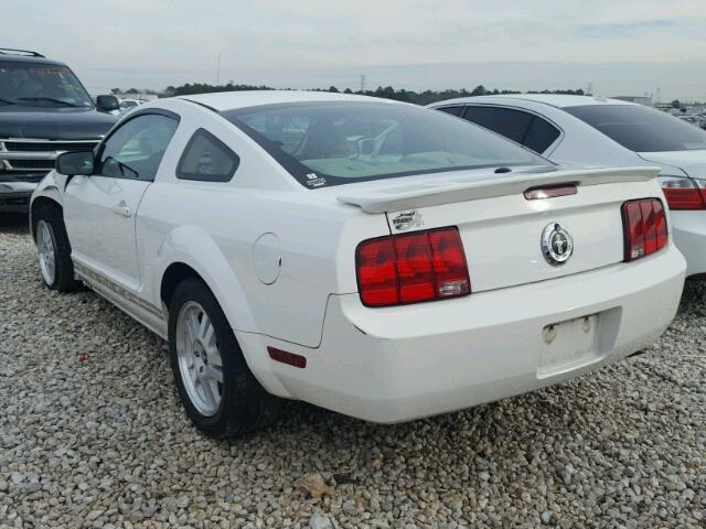 1ZVFT80N675365787 - 2007 FORD MUSTANG WHITE photo 3