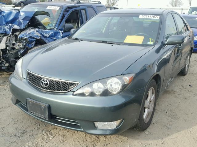 4T1BE32K35U071621 - 2005 TOYOTA CAMRY LE GREEN photo 2